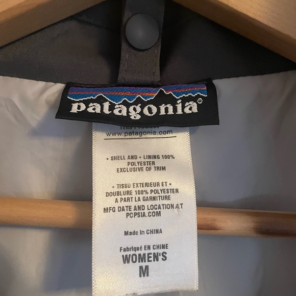 Women's grey waterproof Patagonia Jacket - Picture 2 of 3